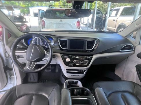 Used 2020 Chrysler Pacifica Touring-L image 10