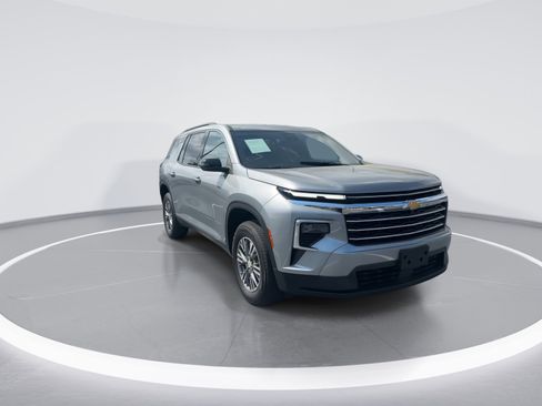 Used 2025 Chevrolet Traverse LT image 2