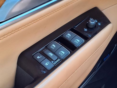 Used 2024 Jeep Grand Wagoneer Series III image 11