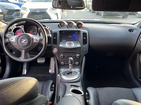 Used 2015 Nissan 370Z Touring RWD image 23