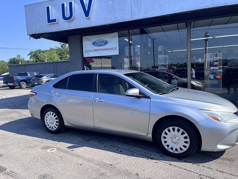 Used 2017 Toyota Camry LE FWD image 2