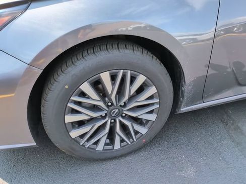 Used 2024 Nissan Altima 2.5 SV FWD image 8