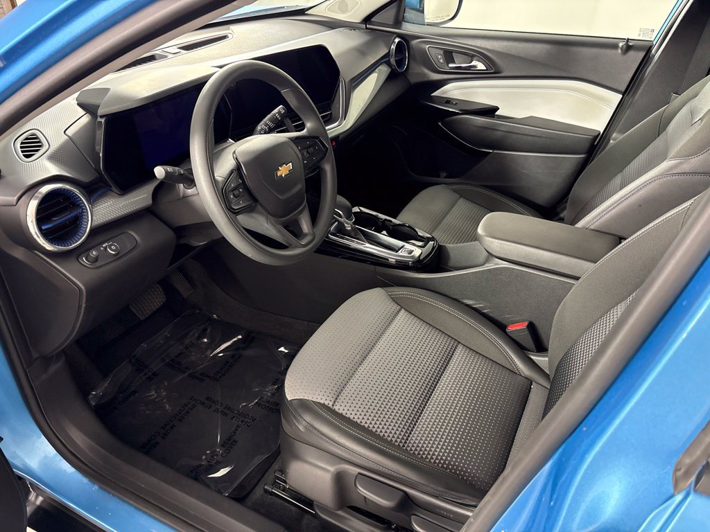 Used 2025 Chevrolet Trax LT FWD image 28