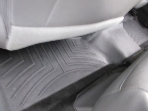 Used 2018 Chevrolet Suburban LT RWD image 30