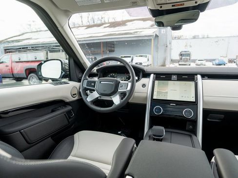 New 2025 Land Rover Discovery S image 17