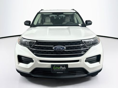 Used 2021 Ford Explorer XLT RWD image 2