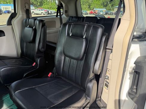 Used 2014 Chrysler Town & Country Touring FWD image 11
