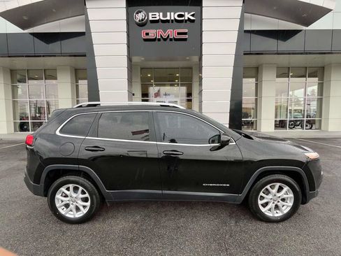Used 2017 Jeep Cherokee Latitude w/ Comfort/Convenience Group AWD/4WD image 2