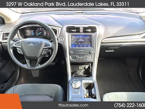 Used 2020 Ford Fusion SE image 30