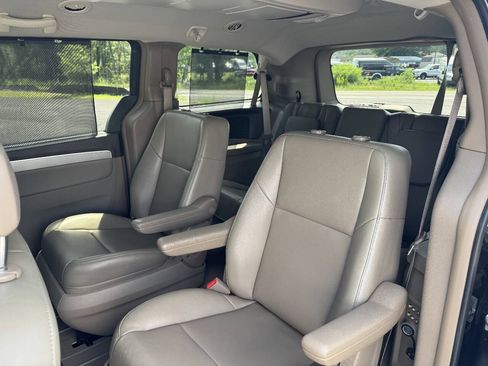 Used 2011 Volkswagen Routan SE FWD image 24