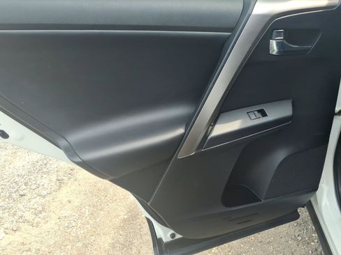 Used 2018 Toyota RAV4 XLE AWD/4WD image 14