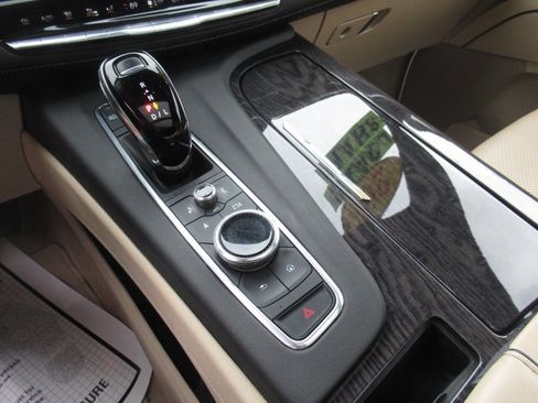 Used 2021 Cadillac Escalade Premium Luxury image 33