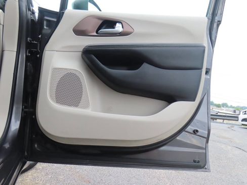 Used 2020 Chrysler Voyager Lxi FWD image 38