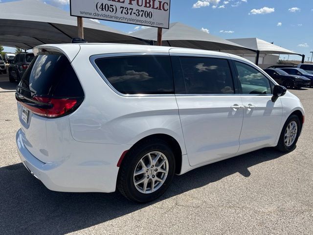 Used 2025 Chrysler Pacifica Select FWD image 6