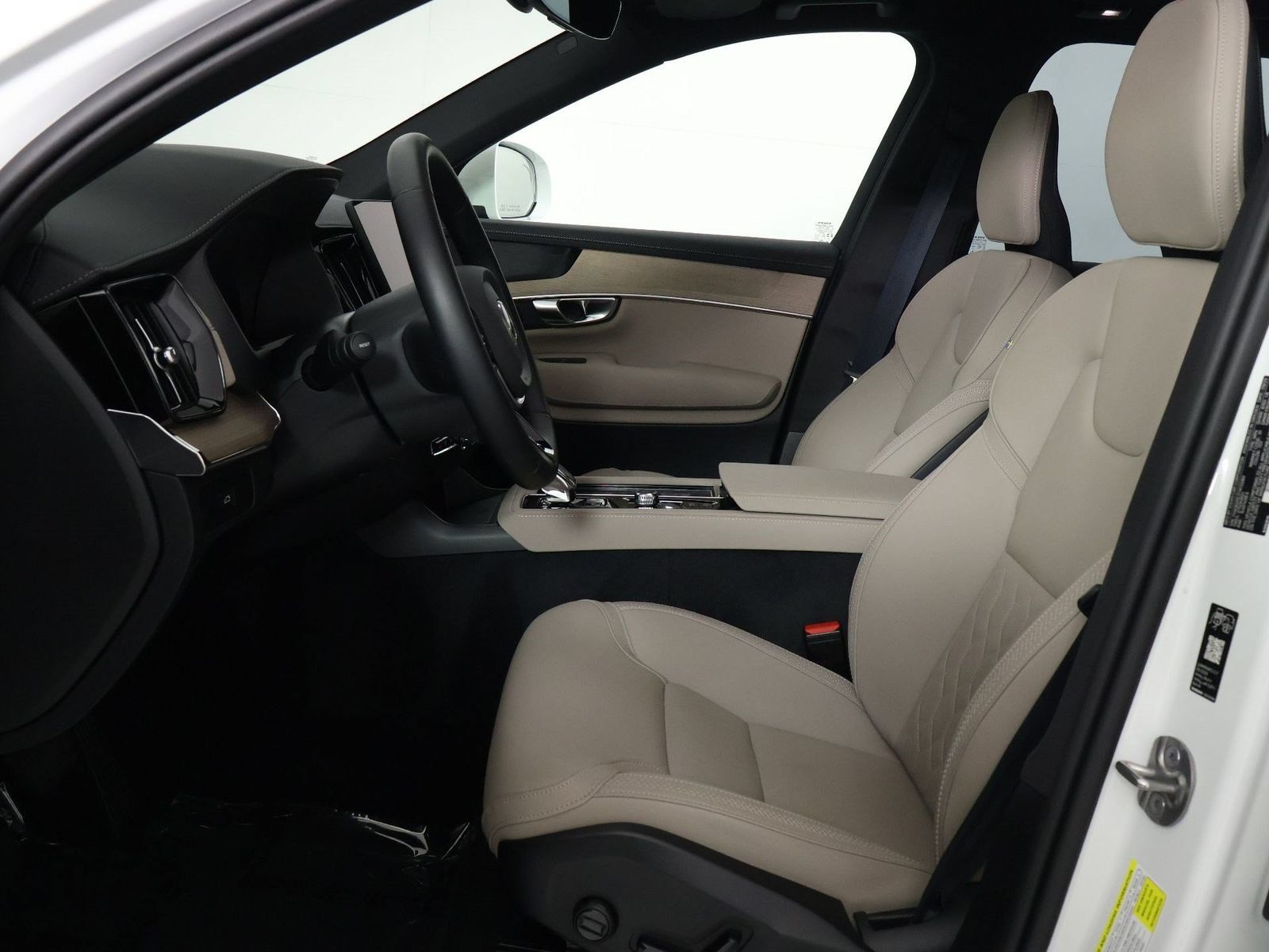 Certified 2026 Volvo XC90 B6 Plus w/ Protection Package AWD/4WD image 31