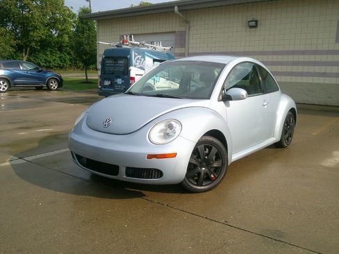 Used 2010 Volkswagen Beetle Coupe image 1