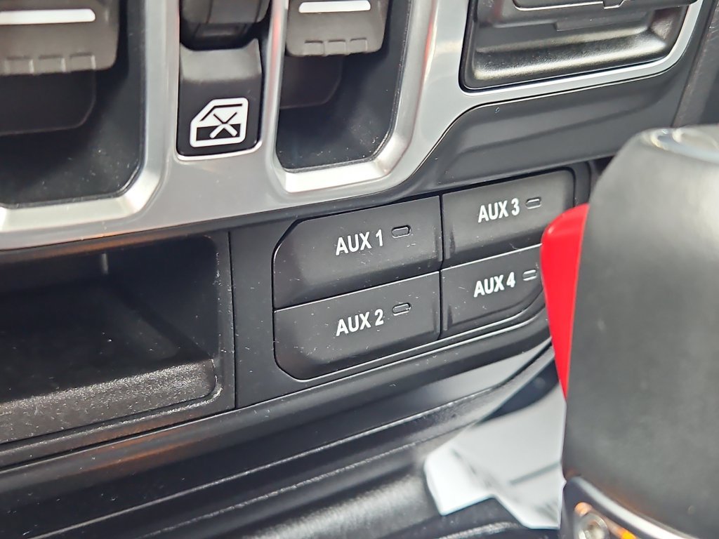 Used 2018 Jeep Wrangler Unlimited Sahara w/ Dual Top Group AWD/4WD image 18