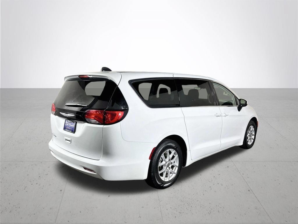 Used 2023 Chrysler Voyager LX FWD image 6