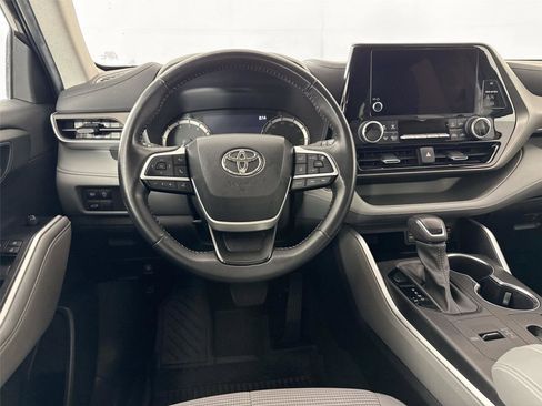Used 2023 Toyota Highlander LE FWD image 29