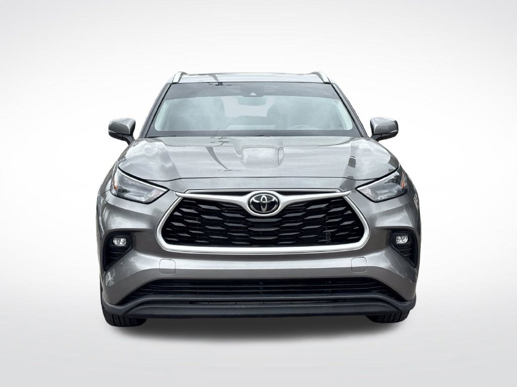 Used 2025 Toyota Highlander XLE FWD image 9