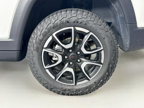 Used 2025 Jeep Compass Trailhawk AWD/4WD image 11