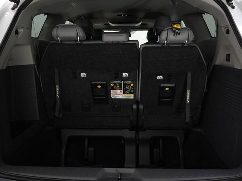 Used 2024 Toyota Sienna Limited image 15