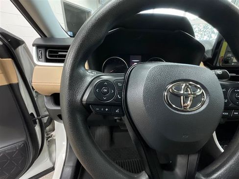 Used 2021 Toyota RAV4 LE FWD image 18