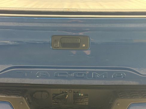 Used 2018 Toyota Tacoma TRD Sport w/ Technology Package AWD/4WD image 11