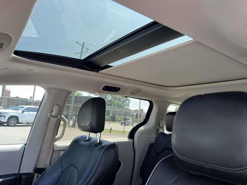 Used 2019 Chrysler Pacifica Limited FWD image 19
