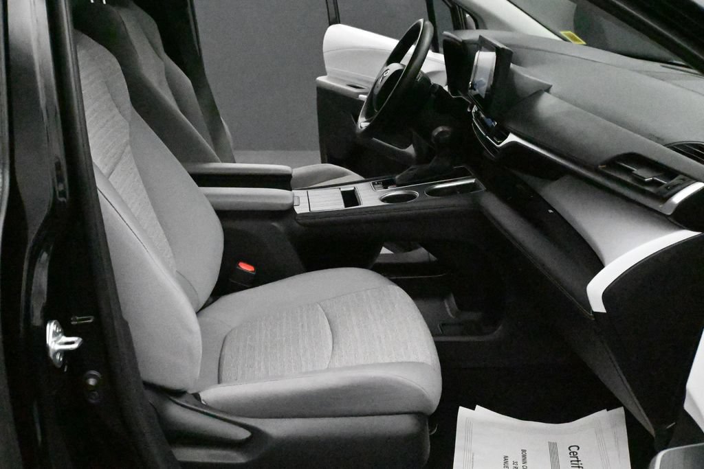 Used 2025 Toyota Sienna LE AWD/4WD image 11
