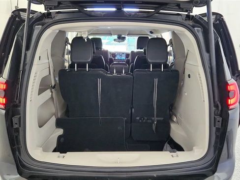Used 2023 Chrysler Pacifica Touring-L FWD image 18