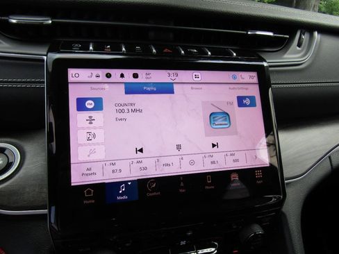 Used 2023 Jeep Grand Cherokee Limited w/ Black Appearance Package AWD/4WD image 15