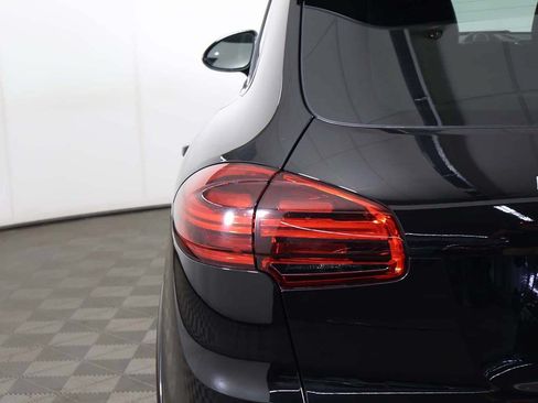 Used 2017 Porsche Cayenne AWD/4WD image 16