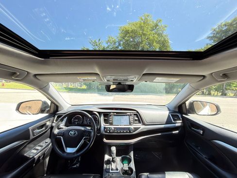 Used 2019 Toyota Highlander XLE AWD/4WD image 34