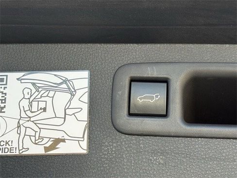 Used 2023 Toyota Highlander Limited image 38