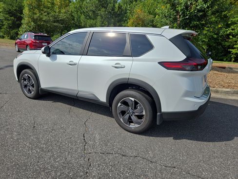 Certified 2026 Nissan Rogue SV FWD image 6