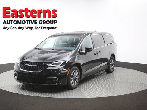 Used 2023 Chrysler Pacifica Touring-L FWD image 57