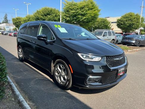 Used 2024 Chrysler Pacifica Limited FWD image 4