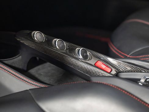 Certified 2021 Ferrari F8 Tributo RWD image 35