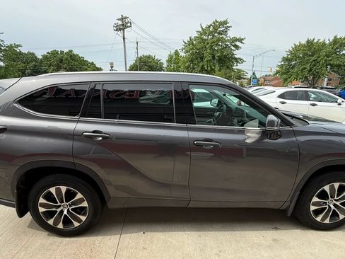 Used 2022 Toyota Highlander XLE AWD/4WD image 7