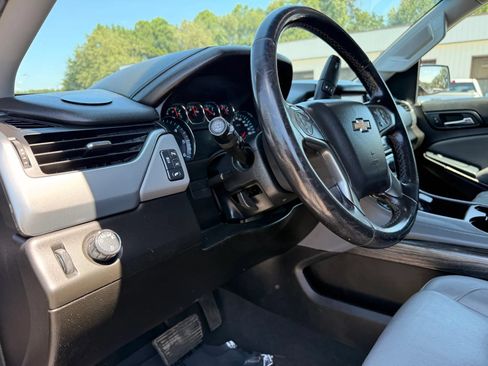 Used 2019 Chevrolet Suburban LT RWD image 17