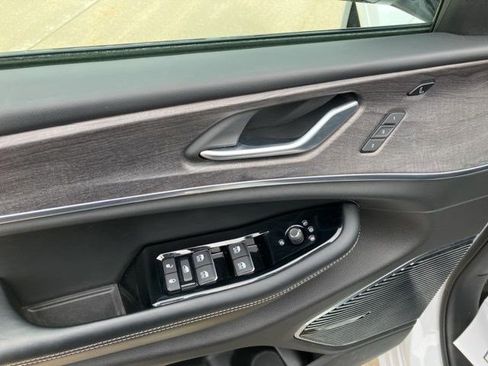 Certified 2022 Jeep Grand Cherokee Overland w/ Advanced Protech Group III AWD/4WD image 12
