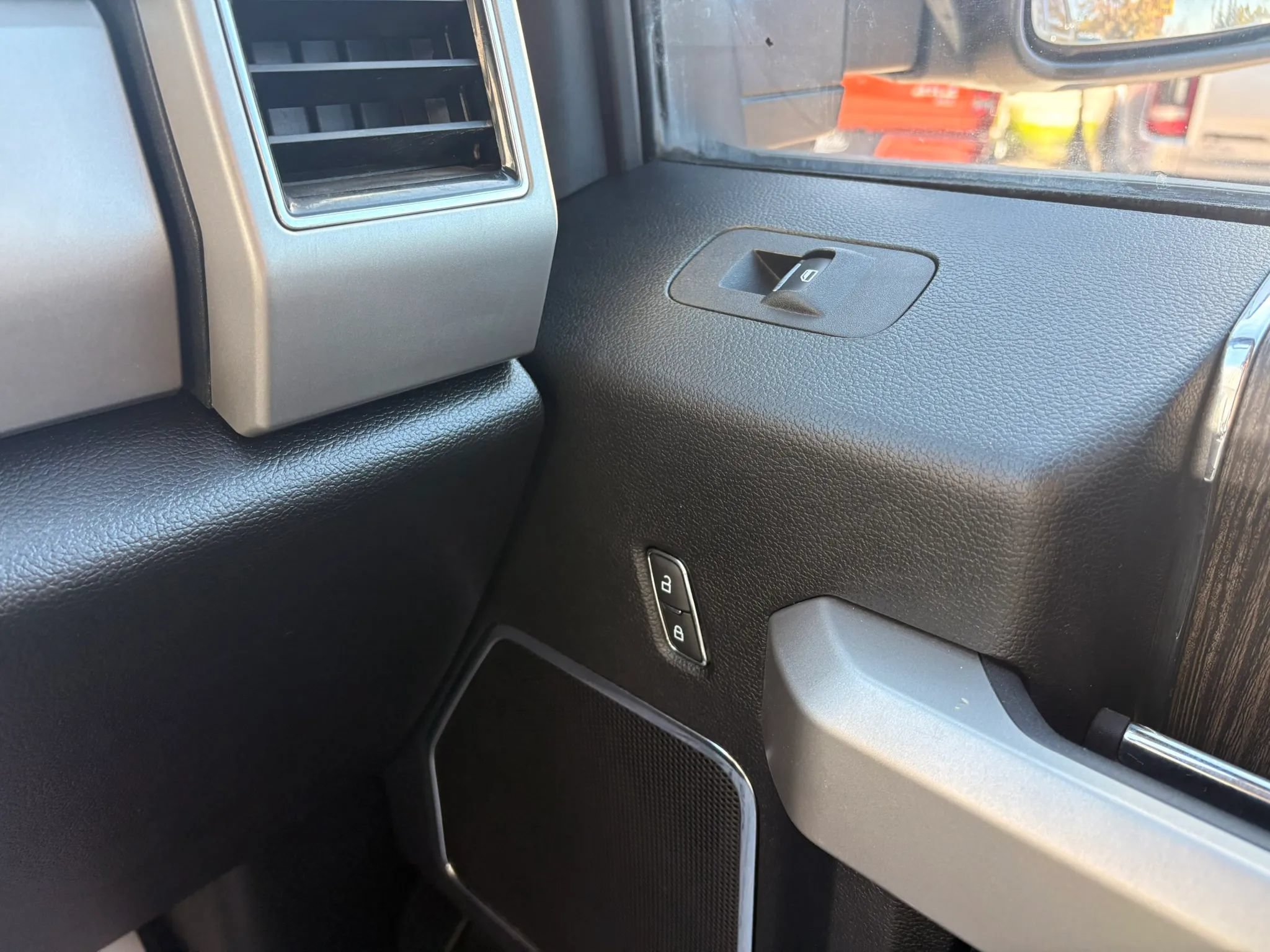 Used 2020 Ford F350 Lariat w/ Lariat Ultimate Package AWD/4WD image 29