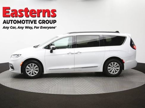 Used 2023 Chrysler Pacifica Limited FWD image 61