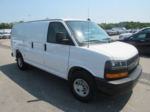 Used 2025 Chevrolet Express 2500 w/ Driver Convenience Package RWD image 4