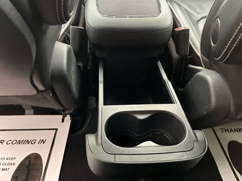 Used 2025 Chrysler Pacifica Limited FWD image 18