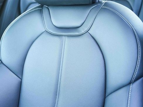 Used 2025 Genesis G70 2.5T image 25