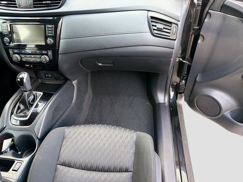 Used 2018 Nissan Rogue SV FWD image 17