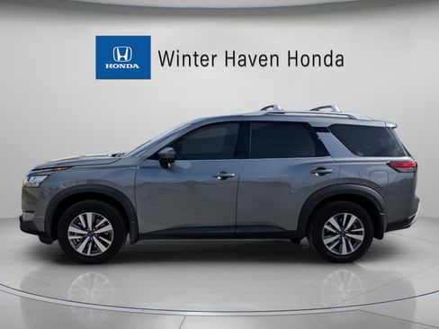 Used 2024 Nissan Pathfinder SL w/ Black Appearance Package image 5