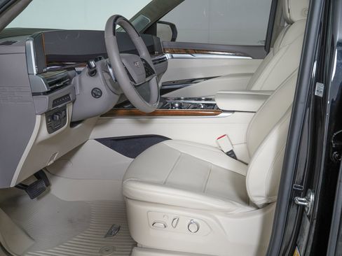 Used 2026 Cadillac Escalade Platinum Sport w/ LPO, Floor Liner Package AWD/4WD image 17